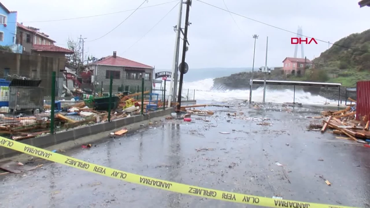 Sarıyer\'de fırtına nedeniyle dev dalgalar balıkçı barınakları ve restoranları vurdu