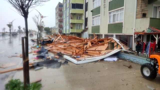 Sakarya'da şiddetli fırtına ve yağış Karasu ilçesini vurdu Sakarya'da şiddetli fırtına ve yağış Karasu ilçesini vurdu