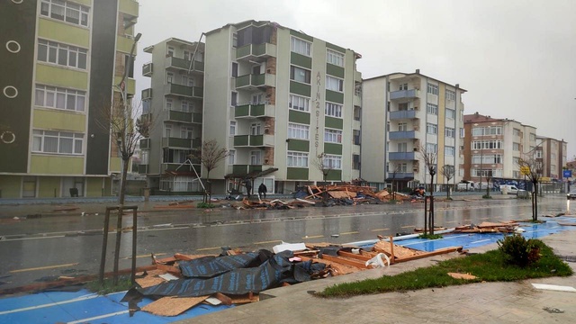 Sakarya'da şiddetli fırtına ve yağış Karasu ilçesini vurdu Sakarya'da şiddetli fırtına ve yağış Karasu ilçesini vurdu