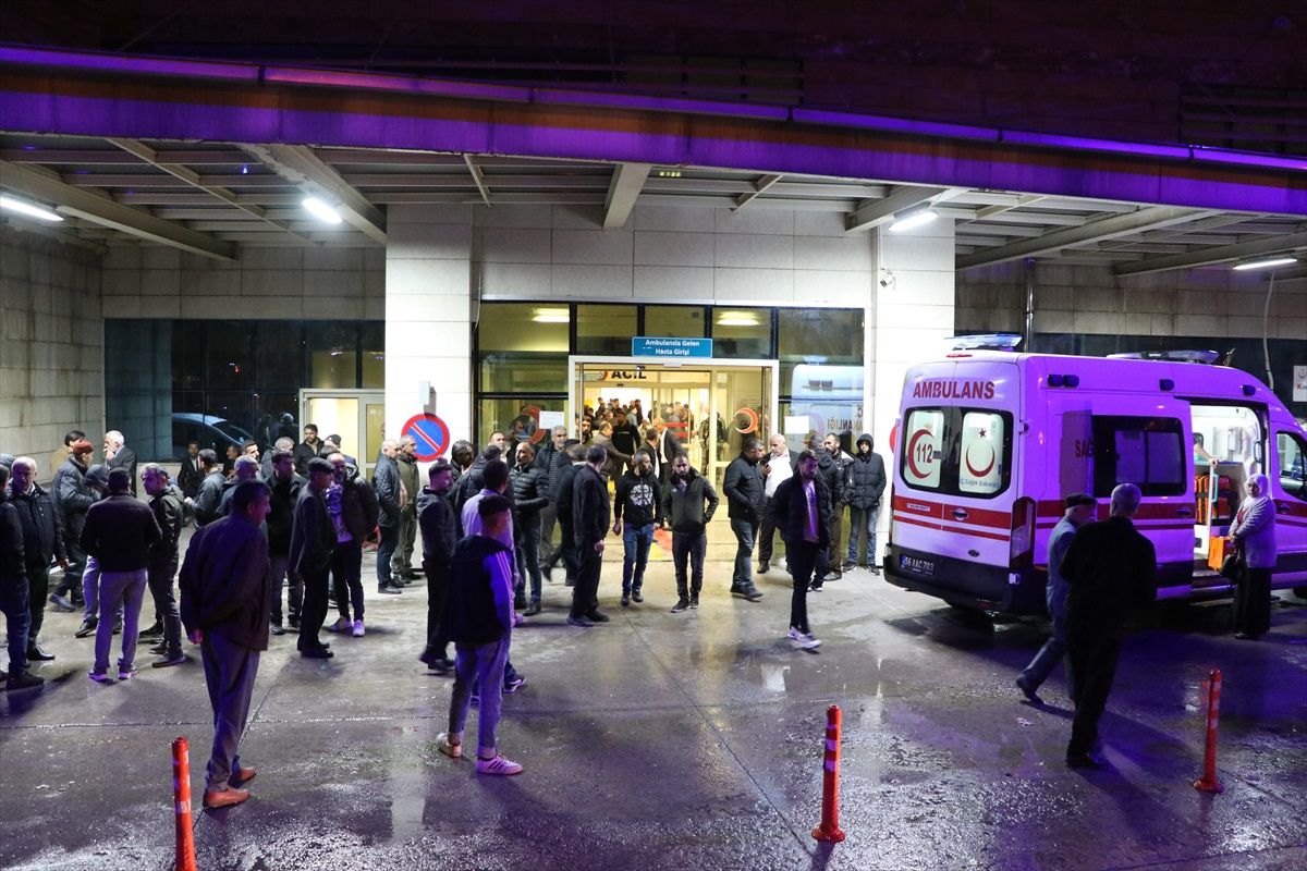 Siirt\'te Otomobil Devrildi: 1 Çocuk Hayatını Kaybetti, 8 Kişi Yaralandı