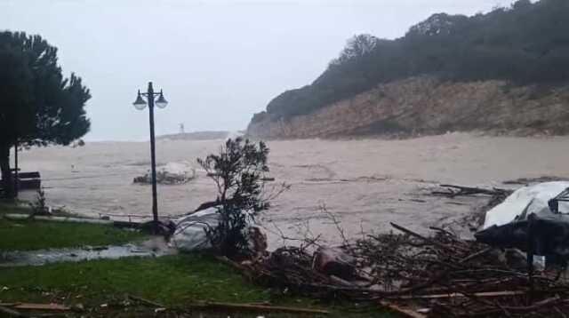 Şile'de fırtına sonucu Yeşilçay Deresi taştı Şile'de fırtına sonucu Yeşilçay Deresi taştı