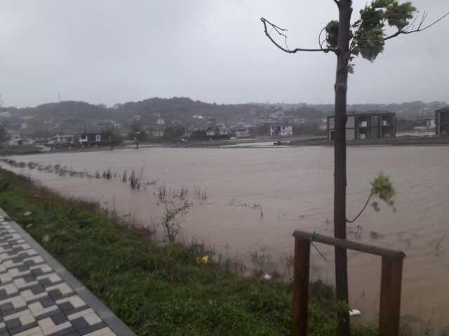 Şile'de fırtına sonucu Yeşilçay Deresi taştı Şile'de fırtına sonucu Yeşilçay Deresi taştı
