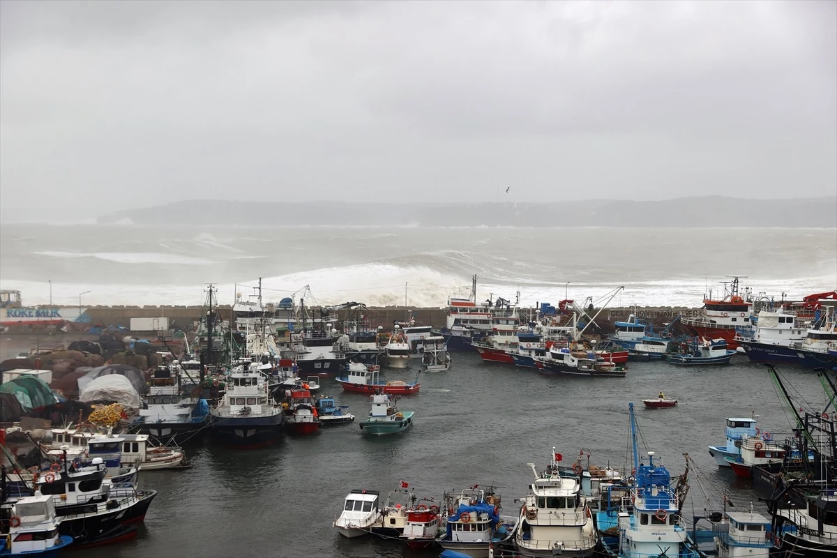 Şile\'de Şiddetli Yağış ve Fırtına Sonucu İş Yerleri Su Altında Kaldı