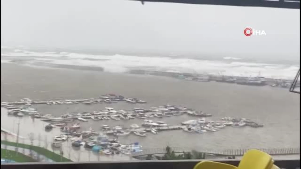 Şile\'de tekneler kıyıya vurdu