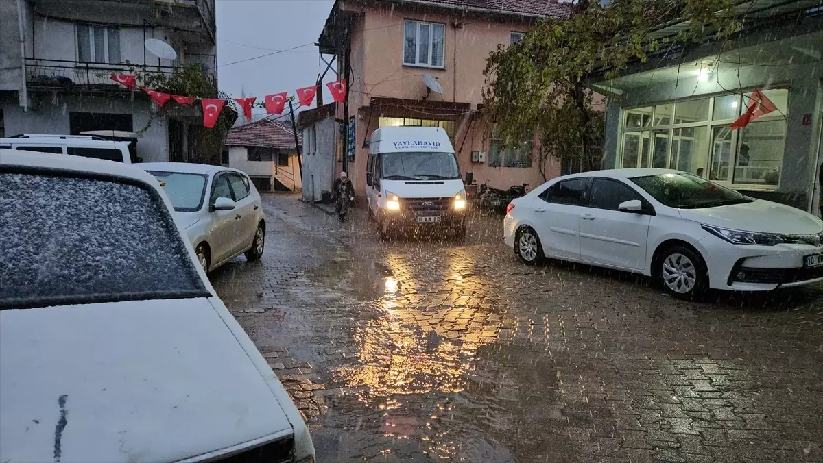 Sındırgı\'da İlk Kar Yağışı