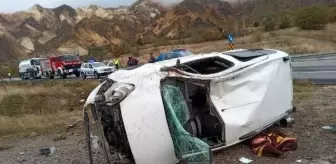 Sivas'ta Yağış Nedeniyle Şarampole Devrilen Araçta 3 Kişi Yaralandı