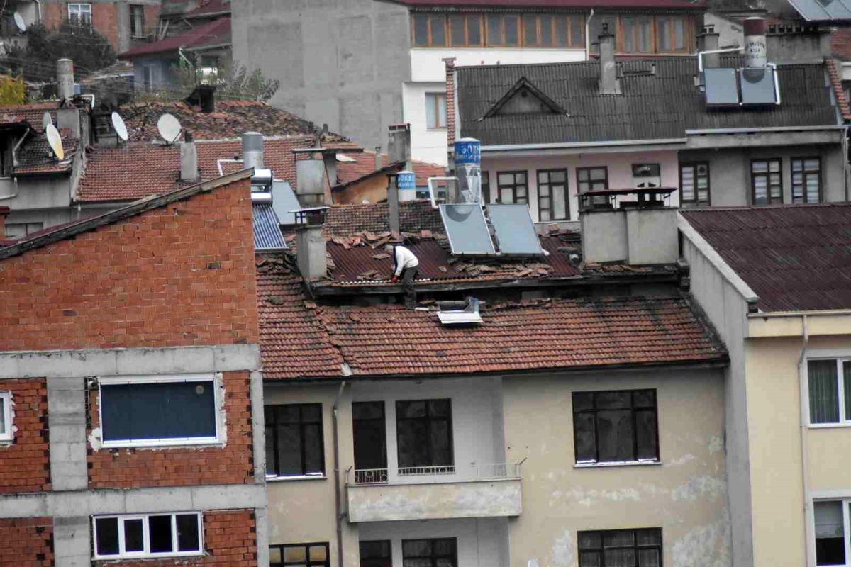 Tosya\'da çatıda tehlikeli yürüyüş