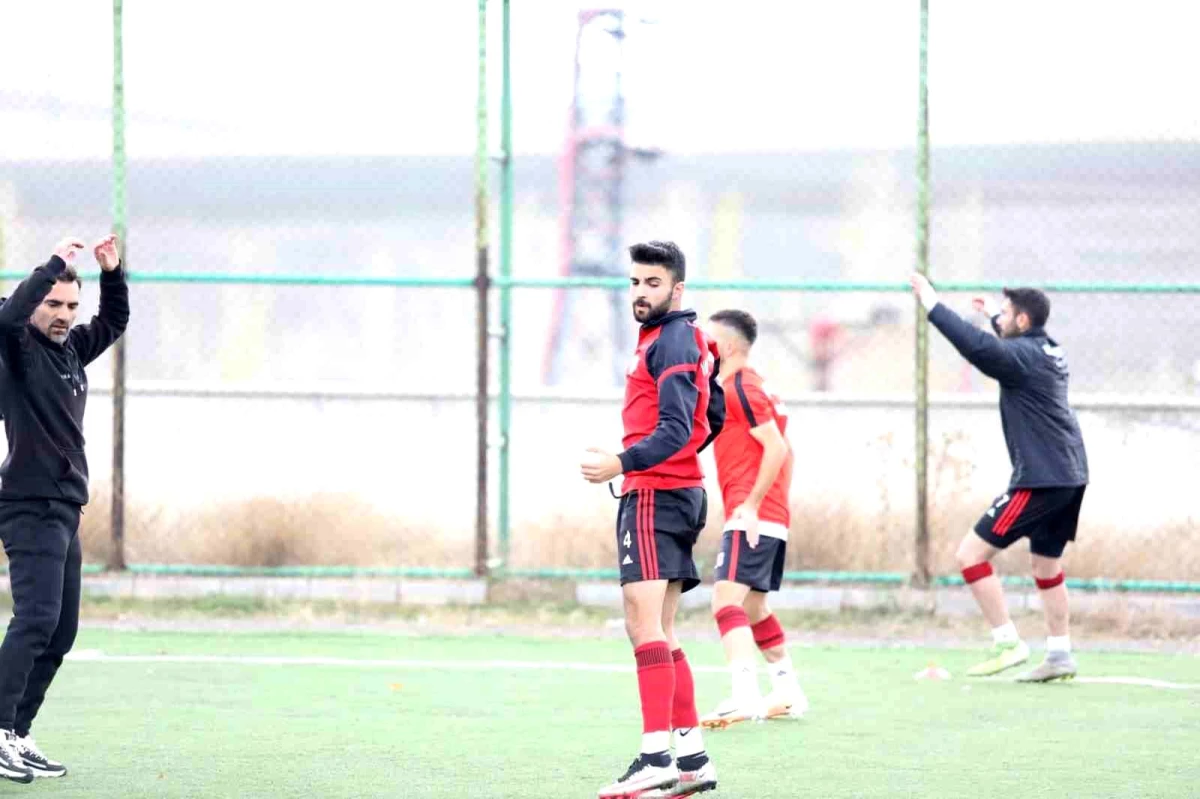 Van Büyükşehir Belediyespor ile Özalp Gençlikspor Maçı Hakemsiz Ertelendi