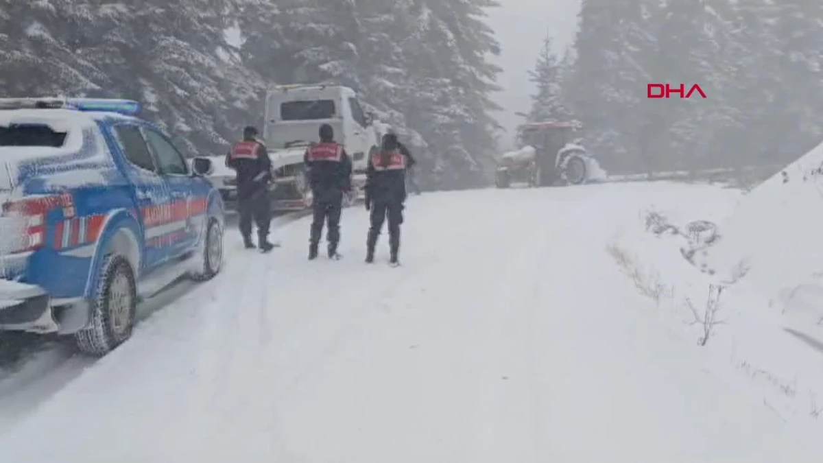 Bolu\'da Kar Altında Mahsur Kalan 4 Kişi Kurtarıldı
