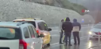 Yoğun kar yağışı Devrek-Mengen yolunu kilitledi