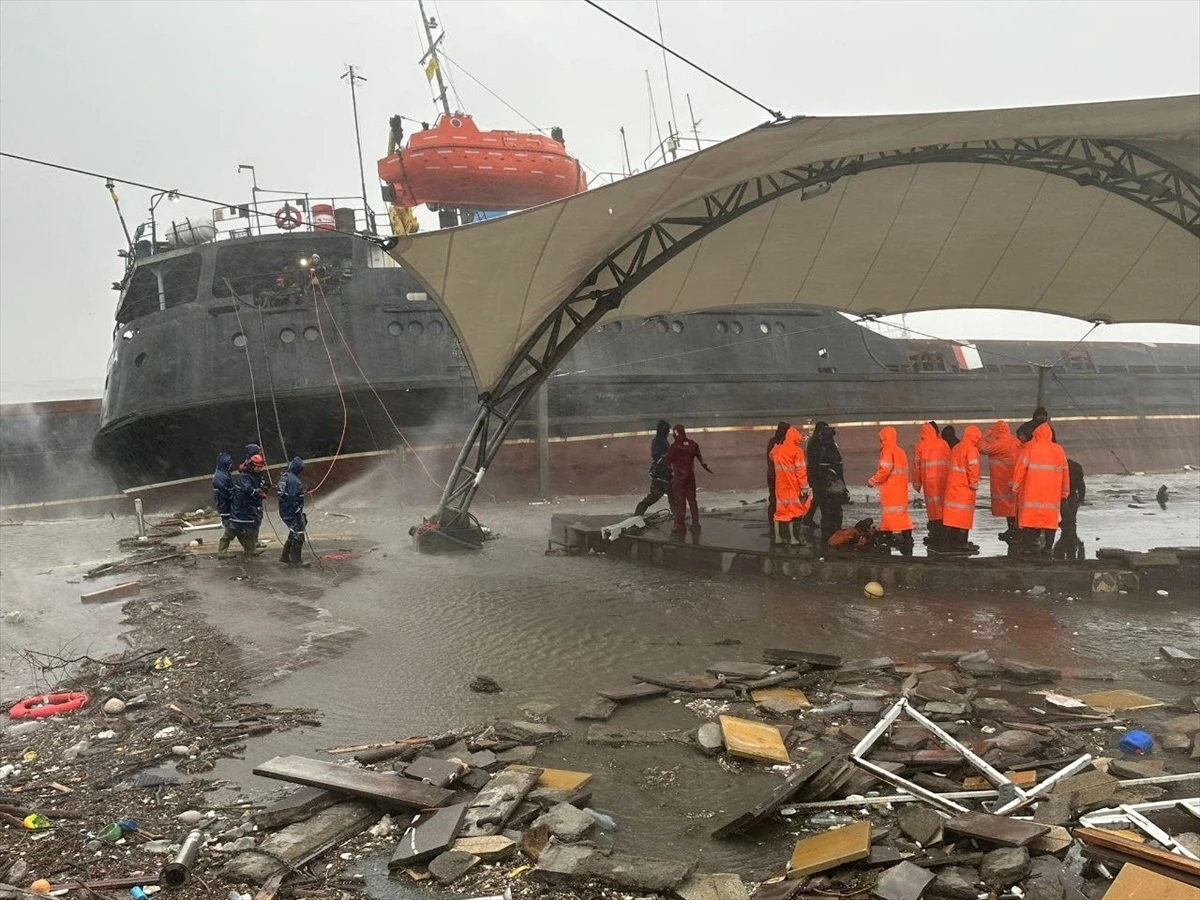 Fırtına nedeniyle kıyıya sürüklenen geminin personeli tahliye edildi