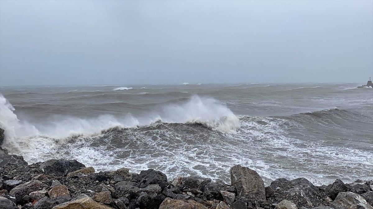 Zonguldak\'ta Fırtına ve Sağanak Yaşamı Olumsuz Etkiliyor
