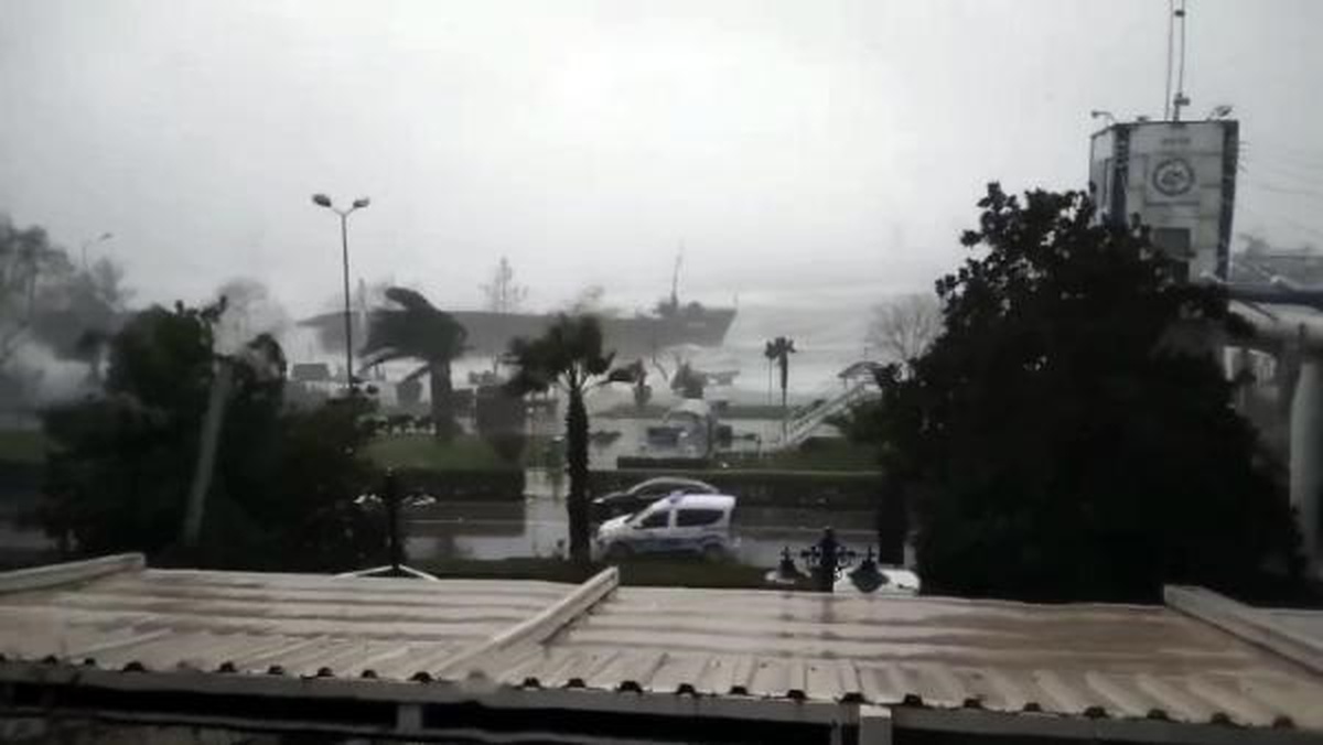 Zonguldak\'ta Fırtına Sonucu Gemi Karaya Oturdu