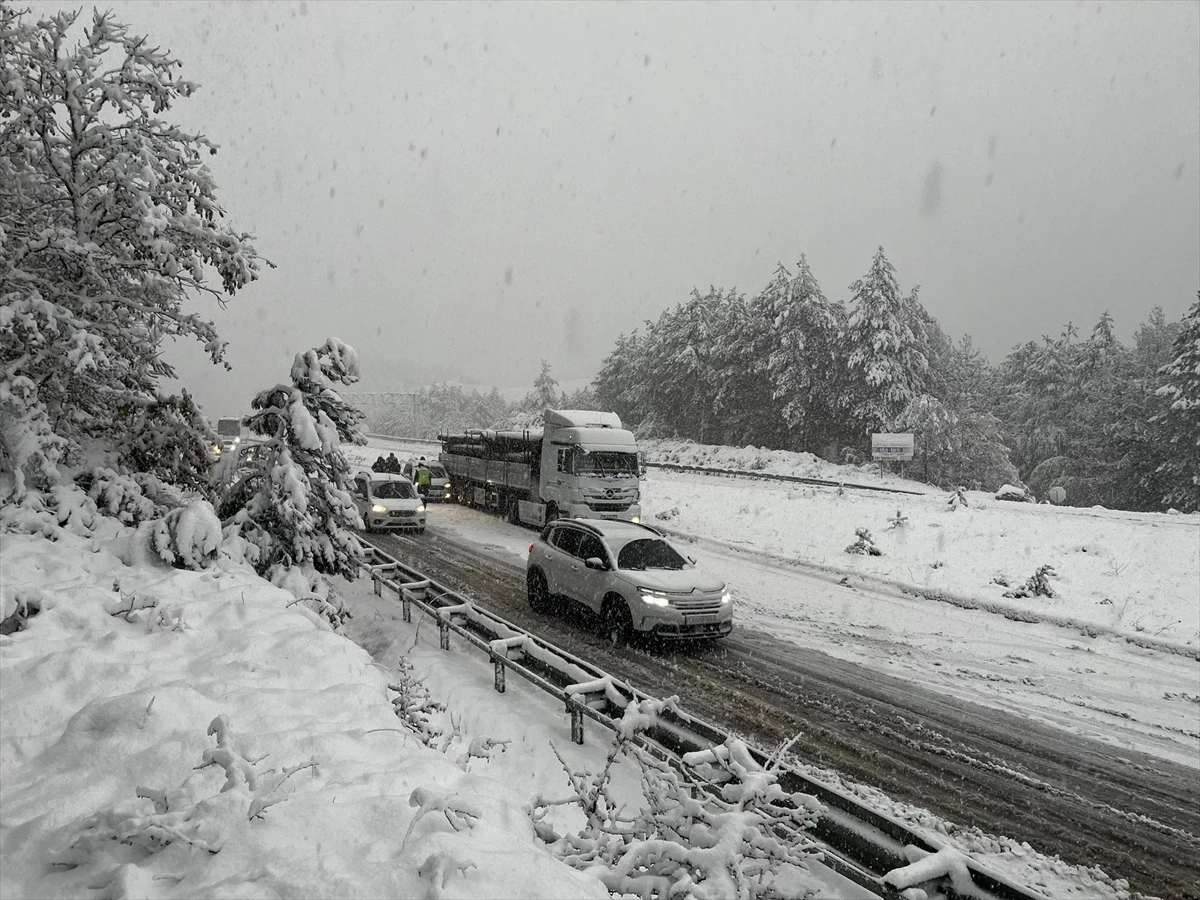 Zonguldak\'ta Sağanak ve Kar Yağışı Heyelanlara Yol Açtı