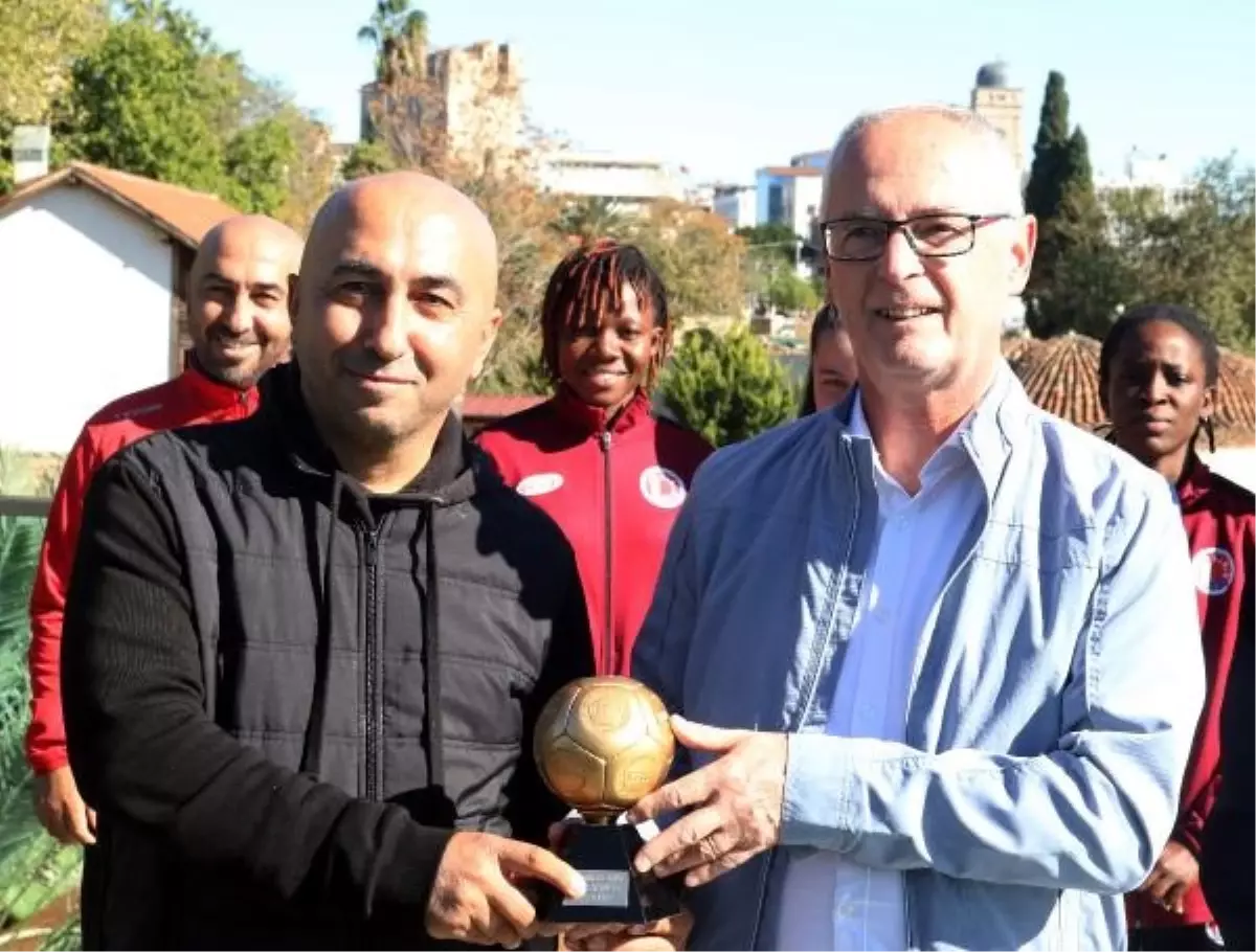 IFFHS, 1207 Antalyaspor Kadın Futbol Takımı'na ödül verdi