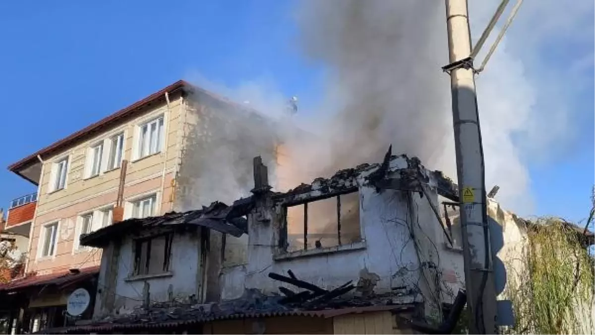 Edirne'de Metruk Bina Yangını