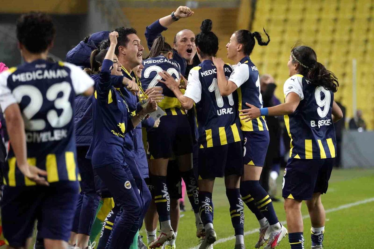 Fenerbahçe, Beşiktaş\'ı 3-2 mağlup etti