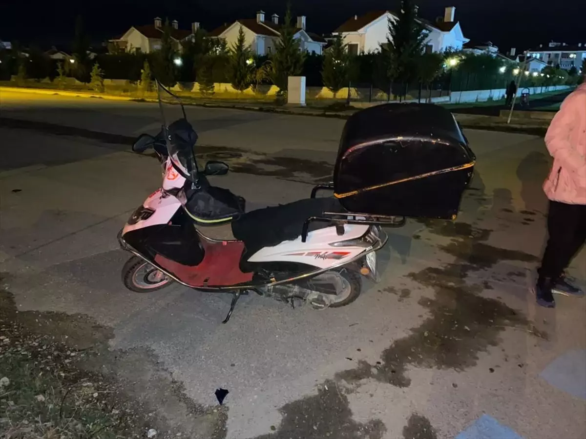 Afyonkarahisar\'da Otomobil ile Motosiklet Çarpışması: 2 Yaralı