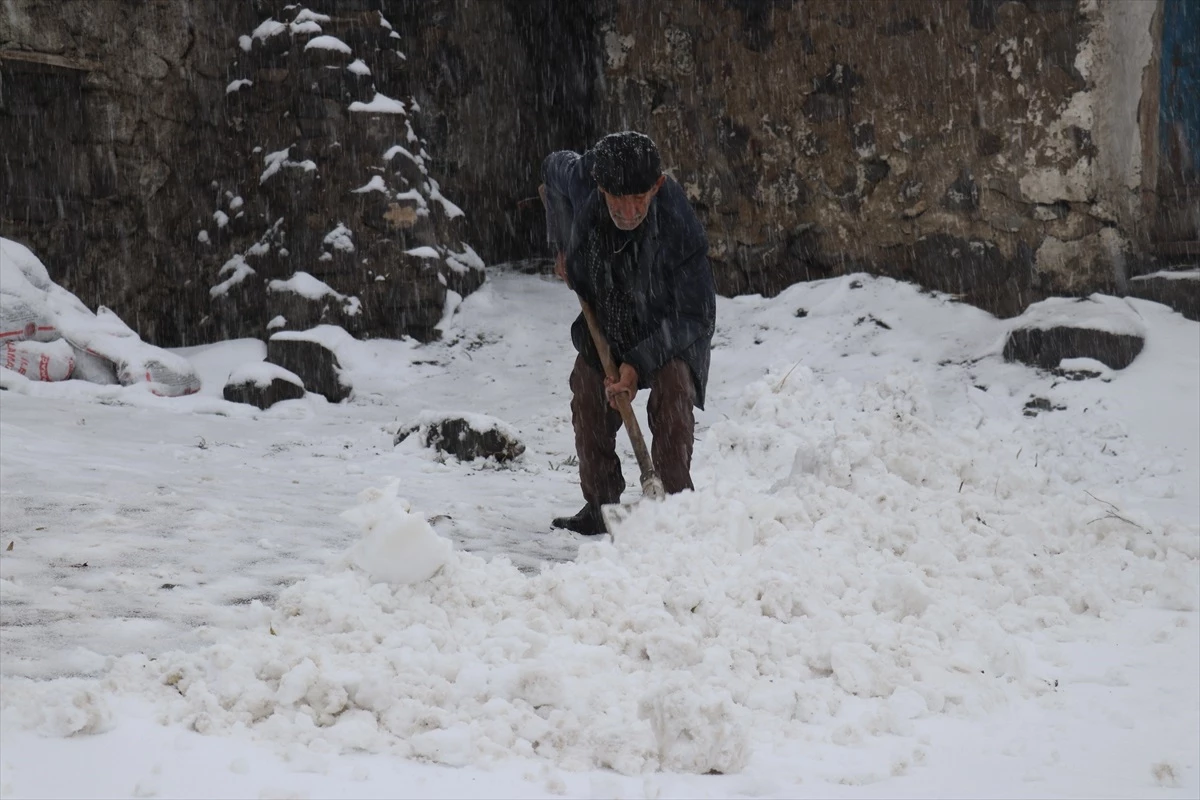 Doğu Anadolu Bölgesi\'nde Kar Yağışı Ulaşımı Olumsuz Etkiliyor