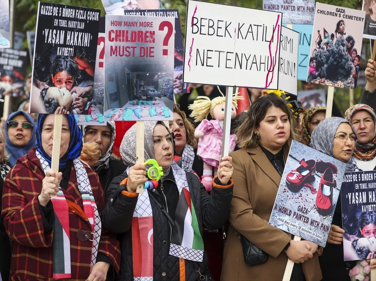 AK Parti Kadın Kolları Başkanı Keşir, İsrail Büyükelçiliği konutu önüne oyuncak bıraktı