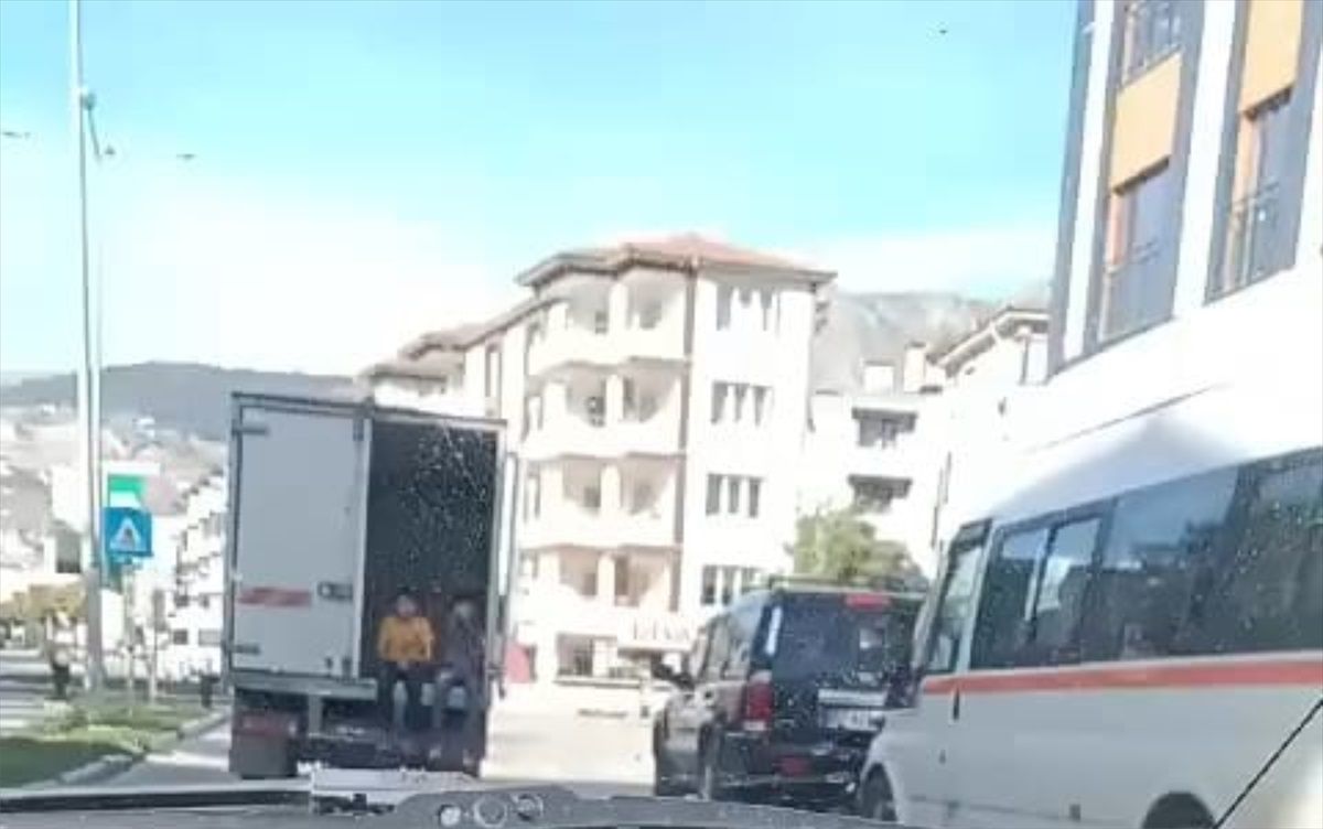 Amasya\'da çocukların kamyonet kasasındaki tehlikeli yolculuğu görüntülendi
