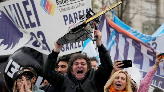 Arjantin'in yeni Devlet Başkanı Javier Milei'nin kostüm giyip şarkı söylediği anlar
