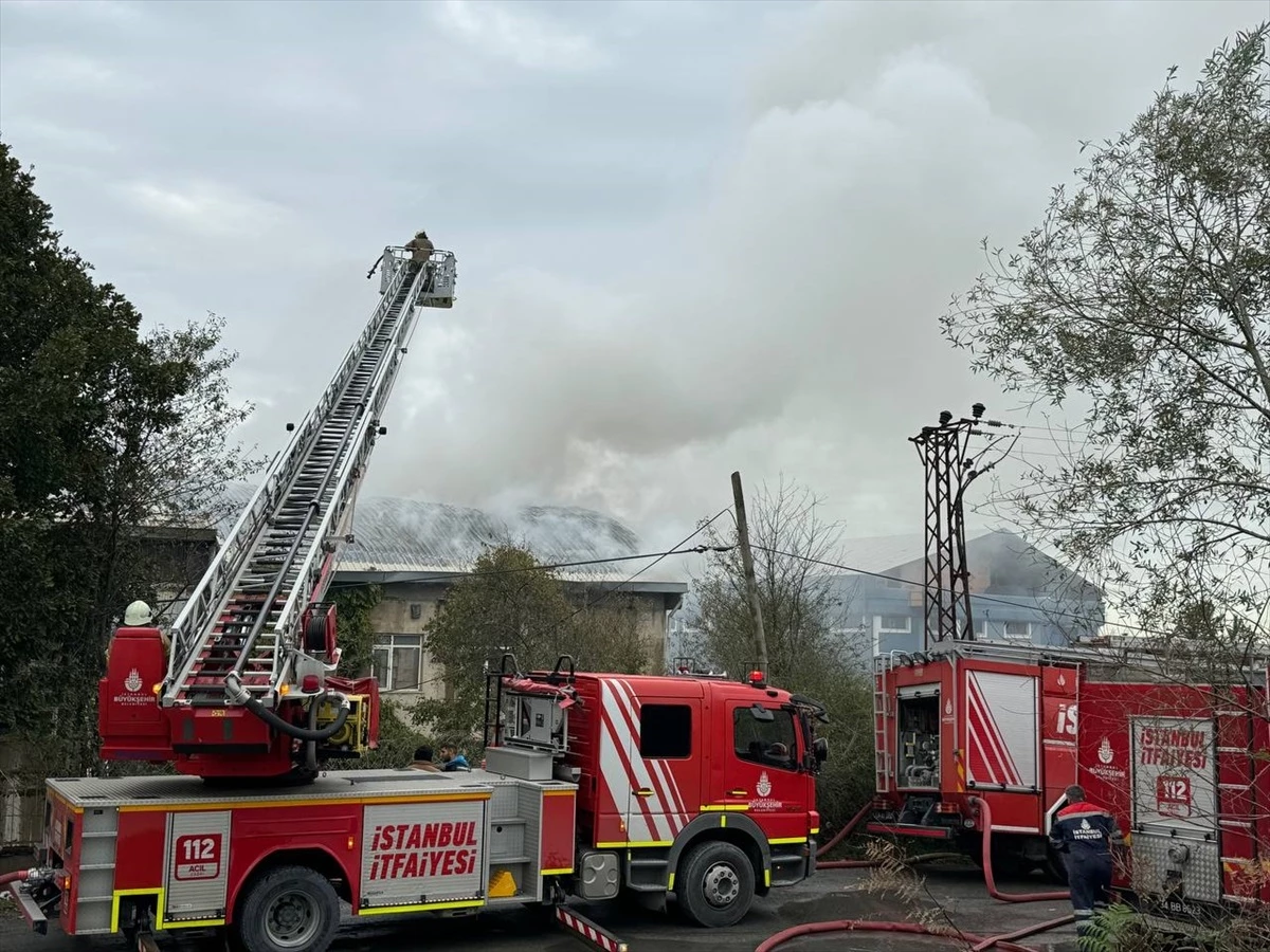 Arnavutköy\'de bir fabrikada çıkan yangına müdahale ediliyor