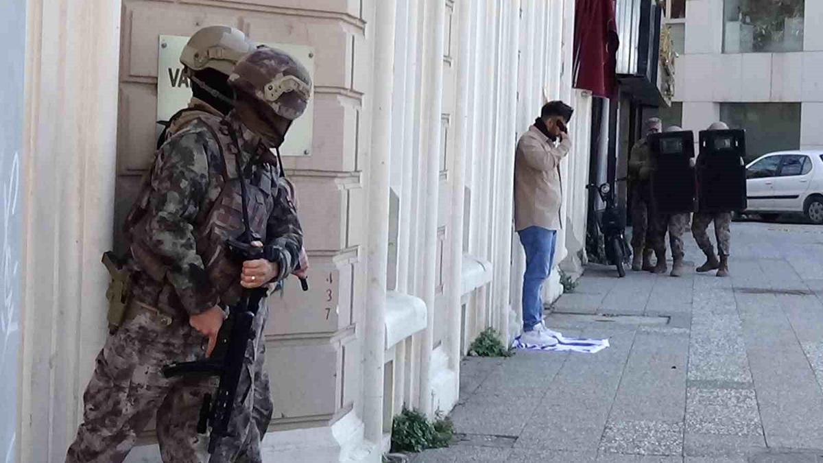 İzmir\'de Pakistanlı bir kişi İsrail bayrağına basarak başına silah dayadı
