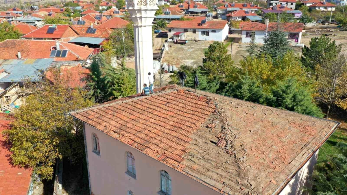 Isparta Belediyesi, Körküler köyündeki caminin çatısını yeniledi