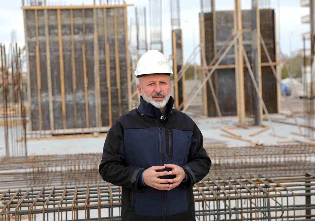 Kocasinan Belediye Başkanı Ahmet Çolakbayrakdar, Yunusemre Mahallesi\'nde yapımı devam eden sosyal tesisin inşaatını inceledi
