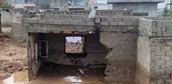 Evin Duvarı Yıkılınca Sele Kapılmışlar