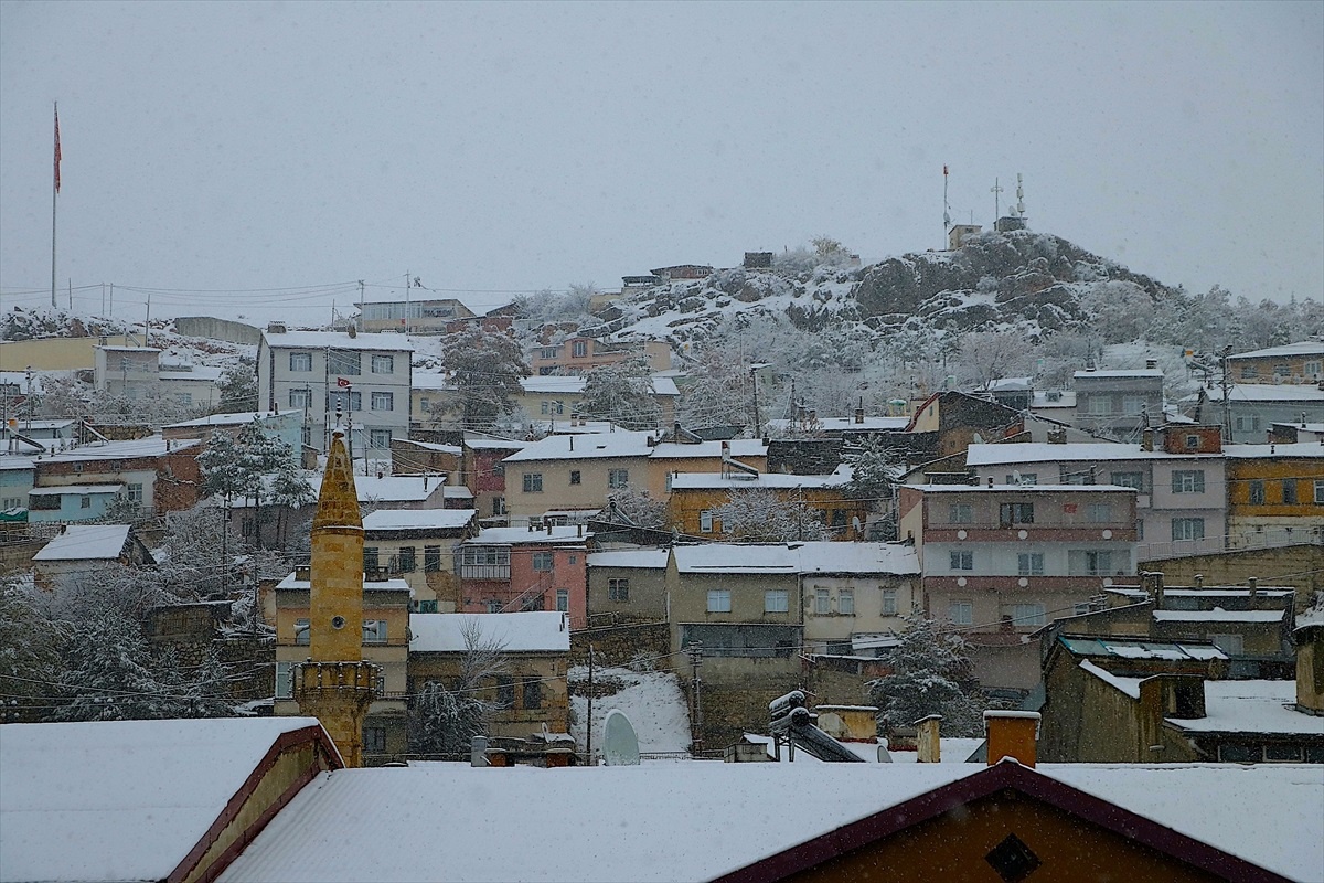 Bayburt\'ta Kar Yağışı: Kent Merkezi Beyaza Büründü