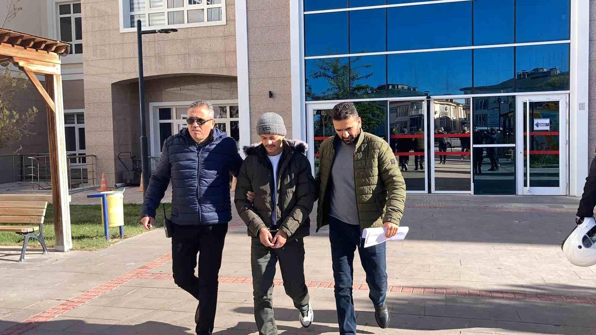 Burdur\'da 24 Yıl Hapis Cezasıyla Aranan Şahıs Yakalandı