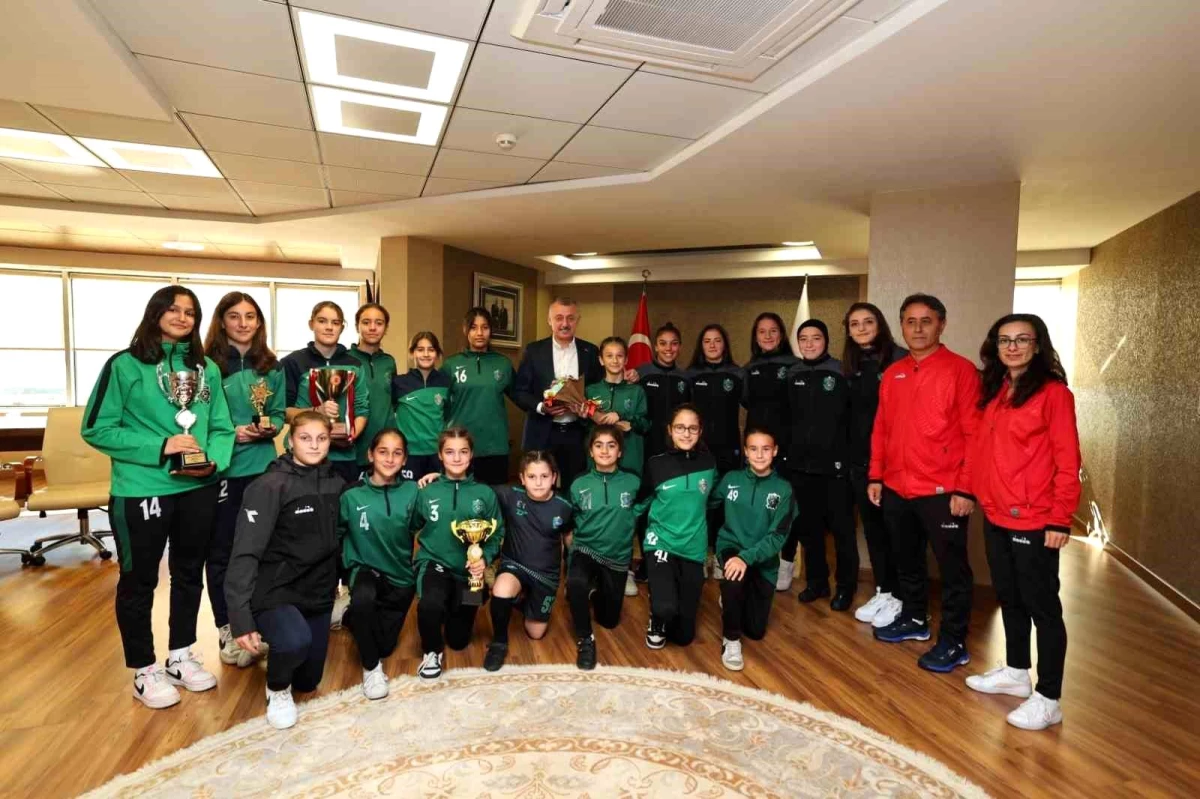 Kocaeli Bayan Futbol Takımı Büyükşehir Belediye Başkanı tarafından kutlandı
