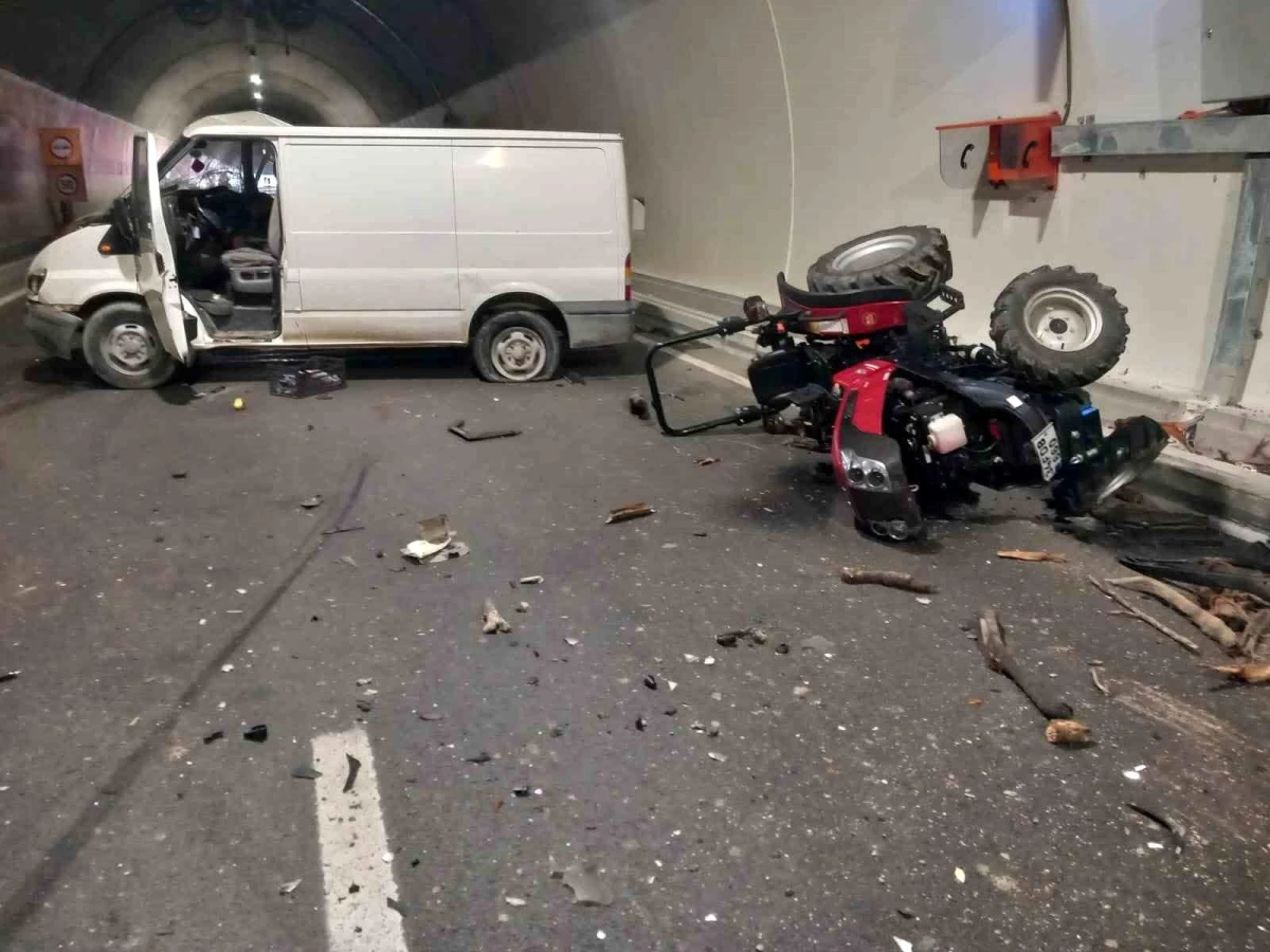 Çanakkale\'de T-3 Tüneli İçerisinde Ticari Araç ile Traktör Çarpıştı: 2 Kişi Ağır Yaralandı