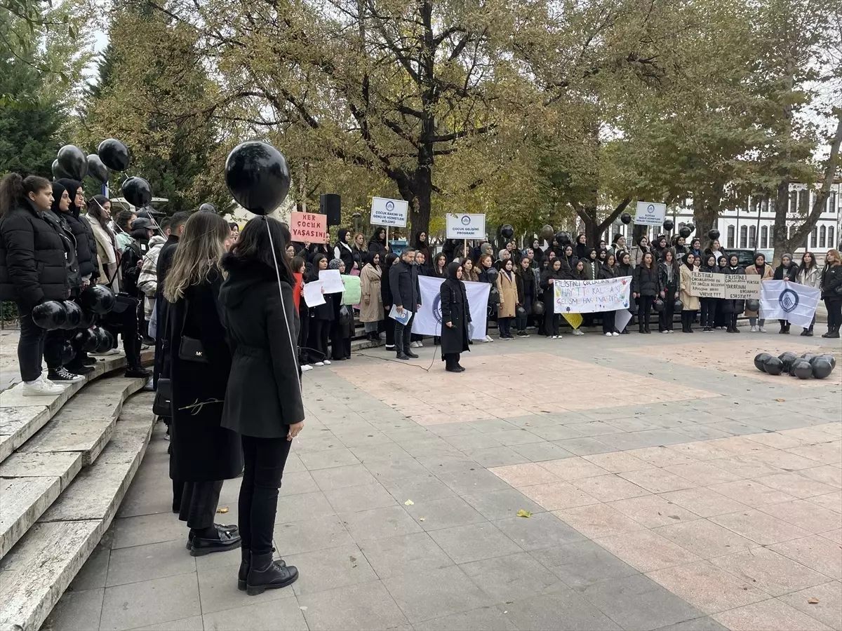 Çankırı Karatekin Üniversitesi Eldivan Sağlık Hizmetleri Meslek Yüksekokulu Gazze\'deki Çocuk Hakları İçin Basın Açıklaması Yaptı