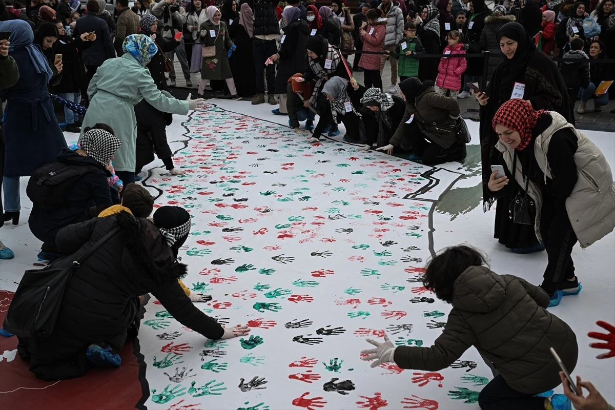 Çocuklar Dünya Çocuk Hakları Günü\'nde Filistin haritasına el izlerini bıraktı