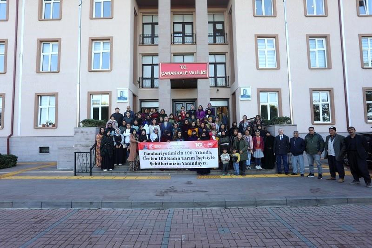 Cumhuriyetin 100\'üncü yılında 100 kadın tarım işçisinden şehitlik ziyareti