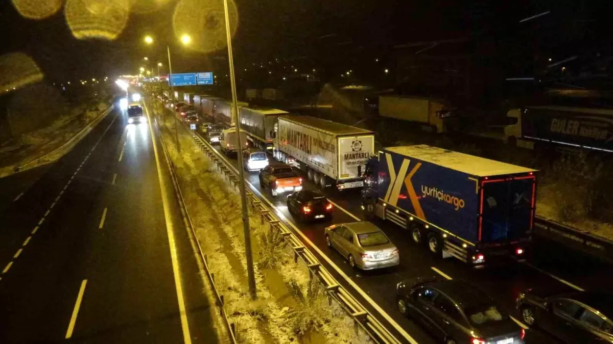 Çerkeş\'te Kar Yağışı ve Buzlanma Nedeniyle D100 Yolu Ulaşıma Kapandı