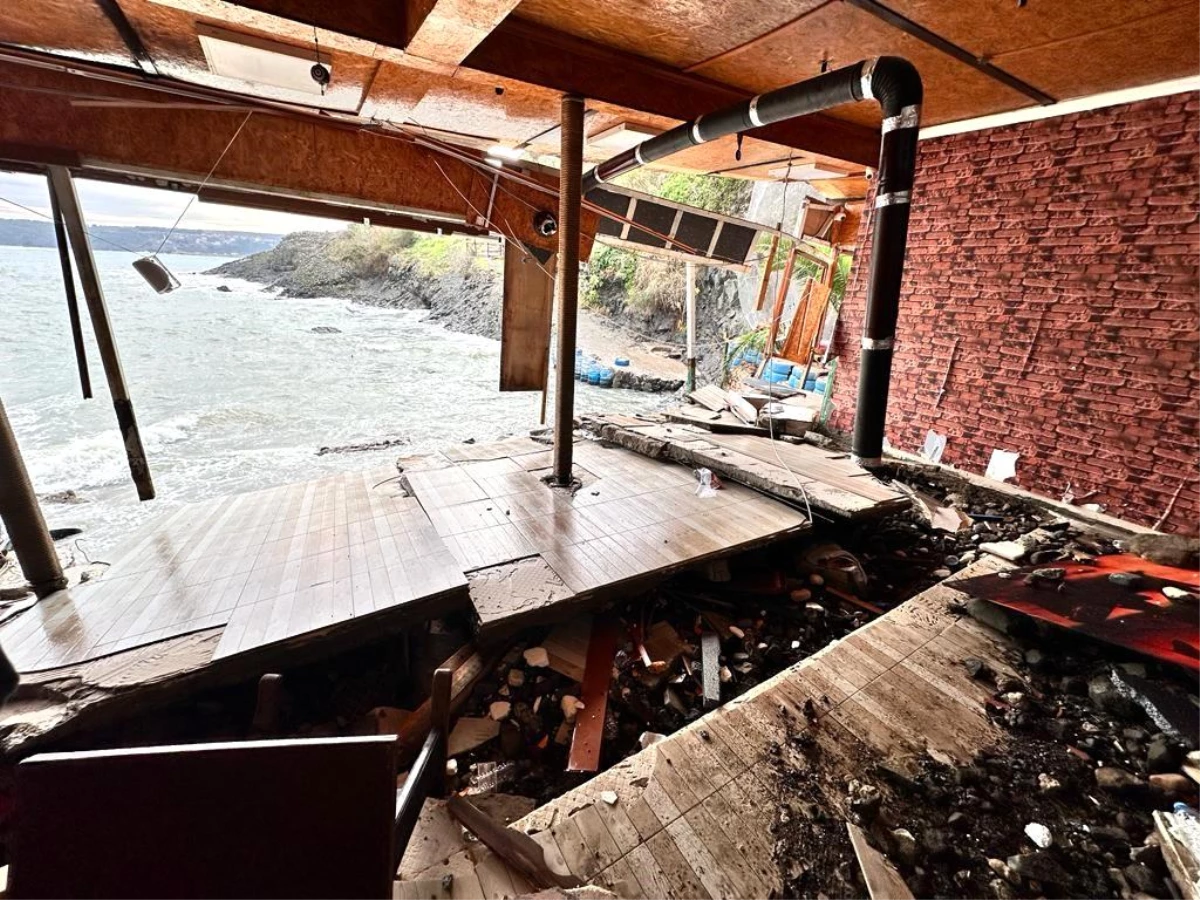 İstanbul\'da Fırtına Sonrası Sarıyer Garipçe\'deki Balıkçı Barınakları ve Restoranlar Yerle Bir Oldu
