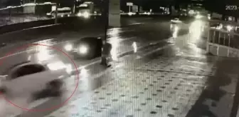 Bursa'da Aydınlatma Direğine Çarpan Otomobilin Sürücüsü Son Anda Ölümden Kurtuldu