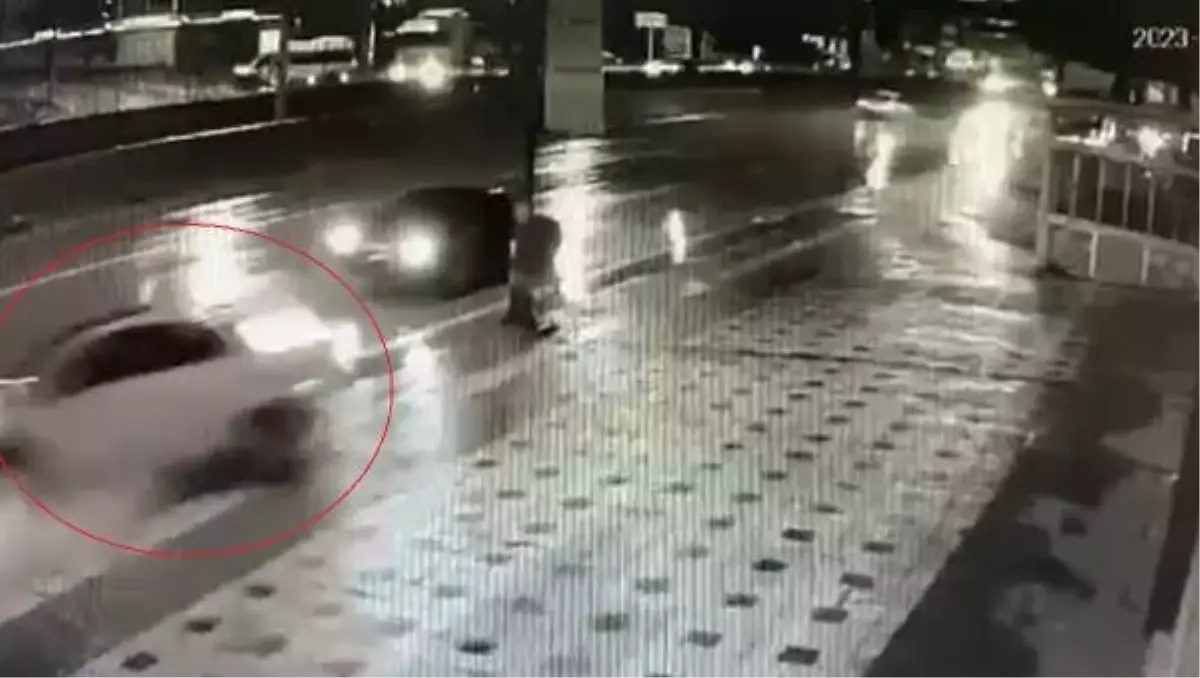 Bursa'da Aydınlatma Direğine Çarpan Otomobilin Sürücüsü Son Anda Ölümden Kurtuldu