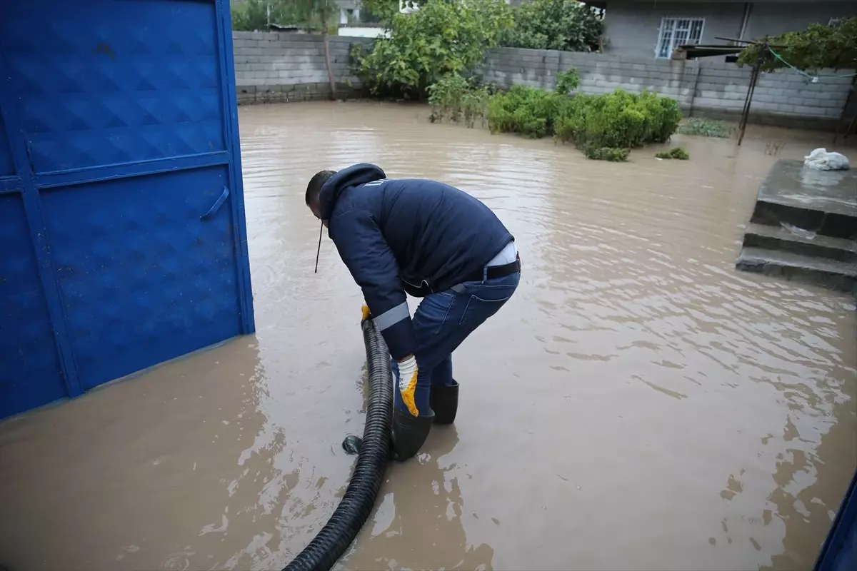 Diyarbakır\'ın Bismil ilçesinde sel felaketi: 2 bin arı kovanı zarar gördü, 200 hayvan telef oldu