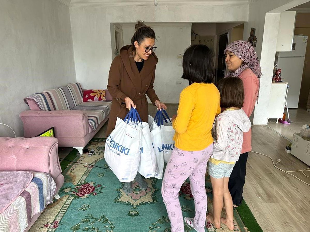İş Kadını Funda Ünsal, Dünya Çocuk Hakları Günü\'nde yardımda bulundu