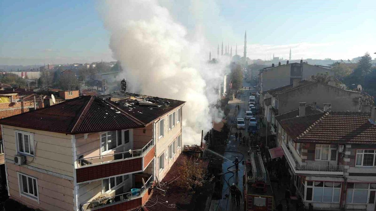 Edirne\'de Metruk Evde Çıkan Yangın 3 Katlı Binaya Sıçradı