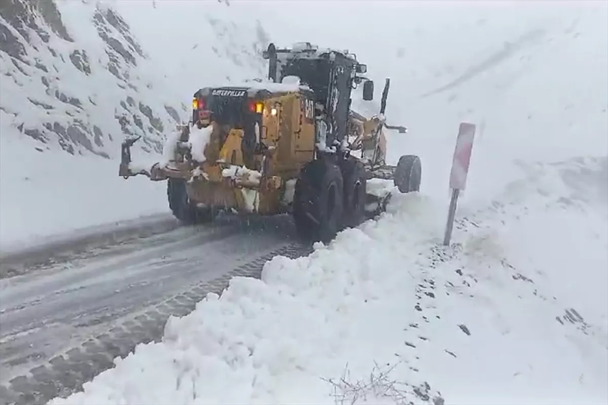 Elazığ\'da Kar ve Tipi Nedeniyle Mahsur Kalan Araçlar Kurtarıldı