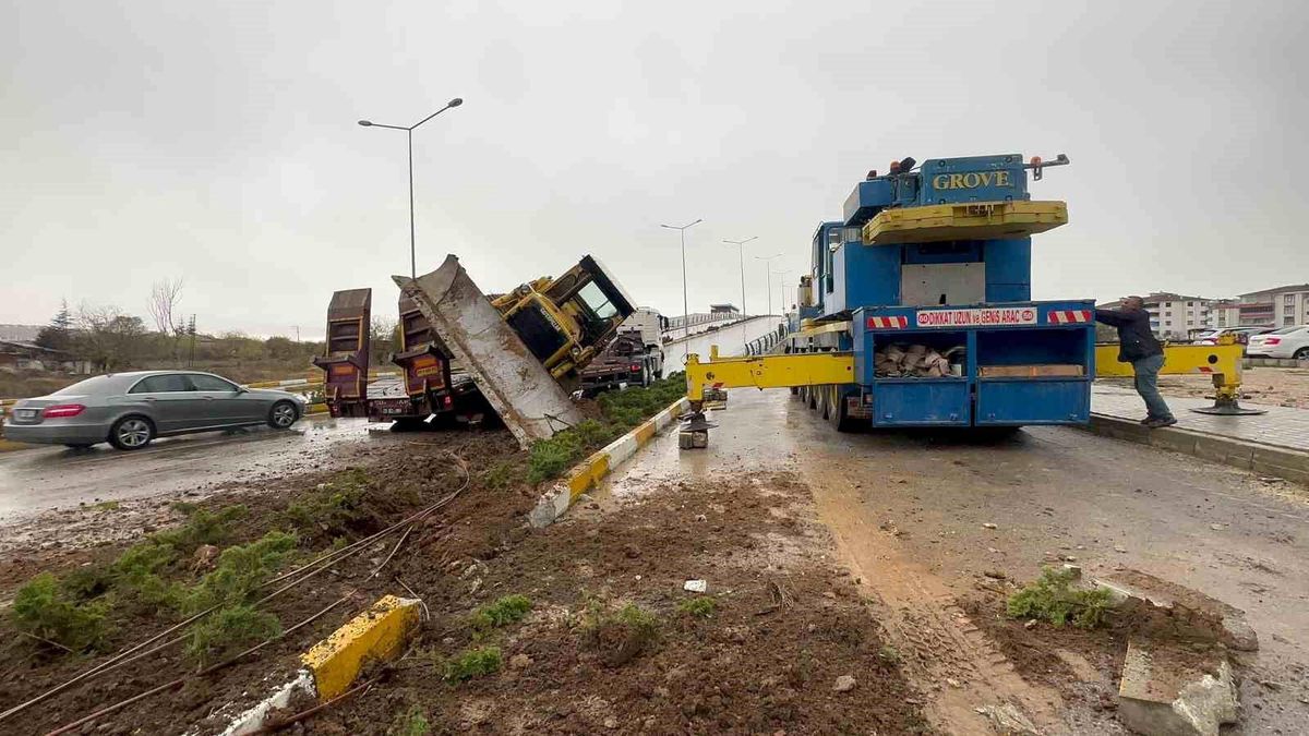 Elazığ\'da İş Makinesi Taşıma Aracının Üstündeki Dozer Devrildi