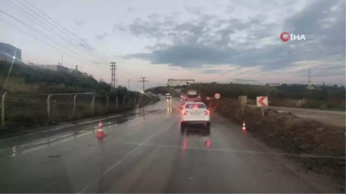 Gemlik'te sel suları yolu kapattı