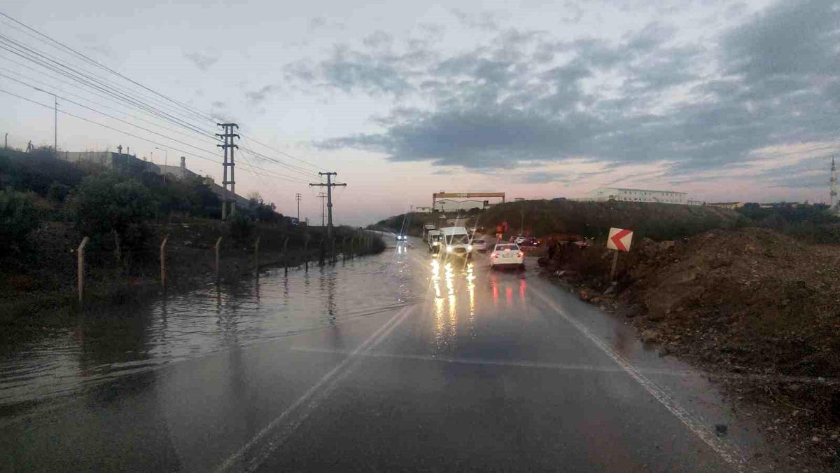 Gemlik\'te sel suları nedeniyle ulaşım aksadı