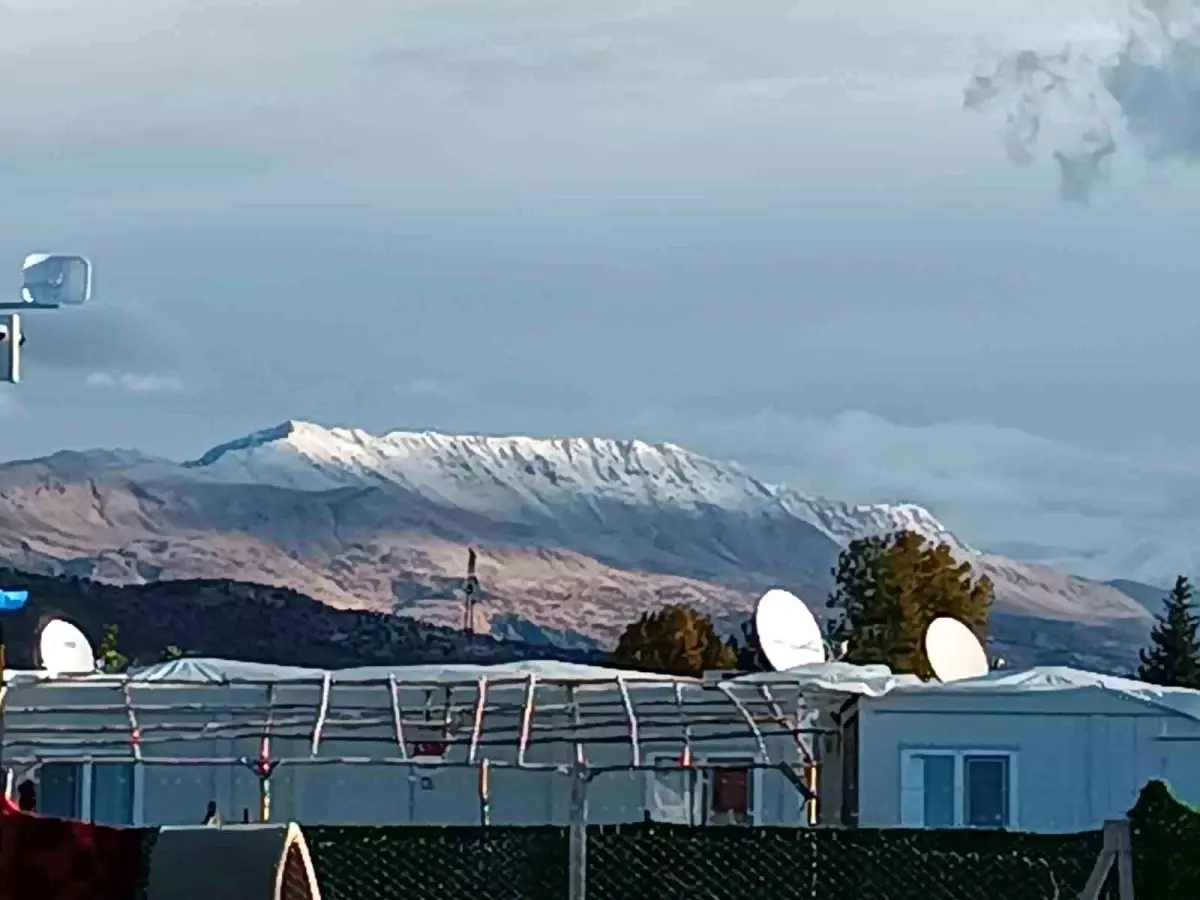 Adıyaman\'ın Gölbaşı ilçesine mevsimin ilk karı düştü